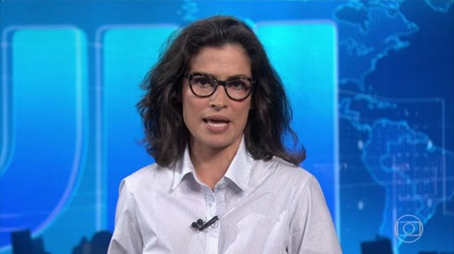 Renata Vasconcellos deixa blusa aberta durante Jornal 